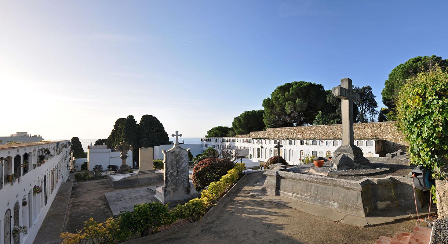 Vista panoràmica des de la porta d’entrada superior del cementiri amb la línia de l’horitzó del mar al fons