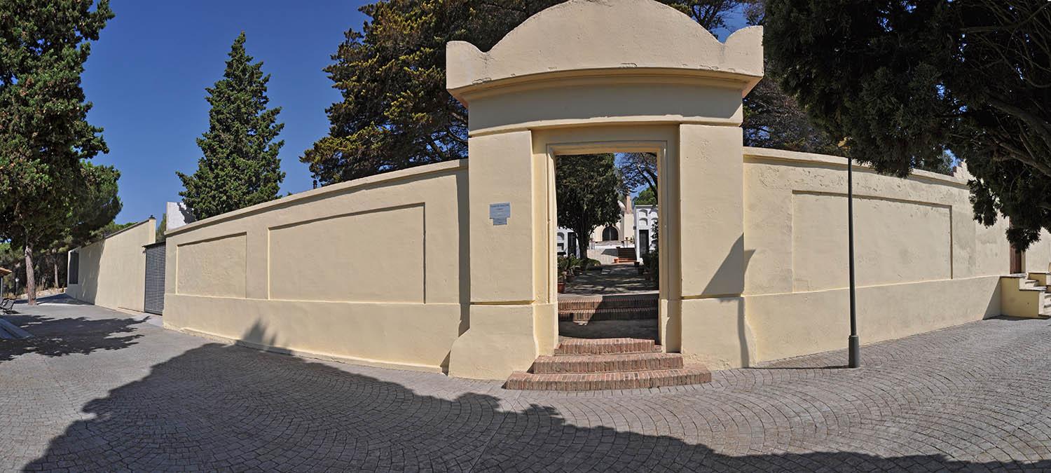 Façana i porta d’entrada principal del cementiri de Cabrils