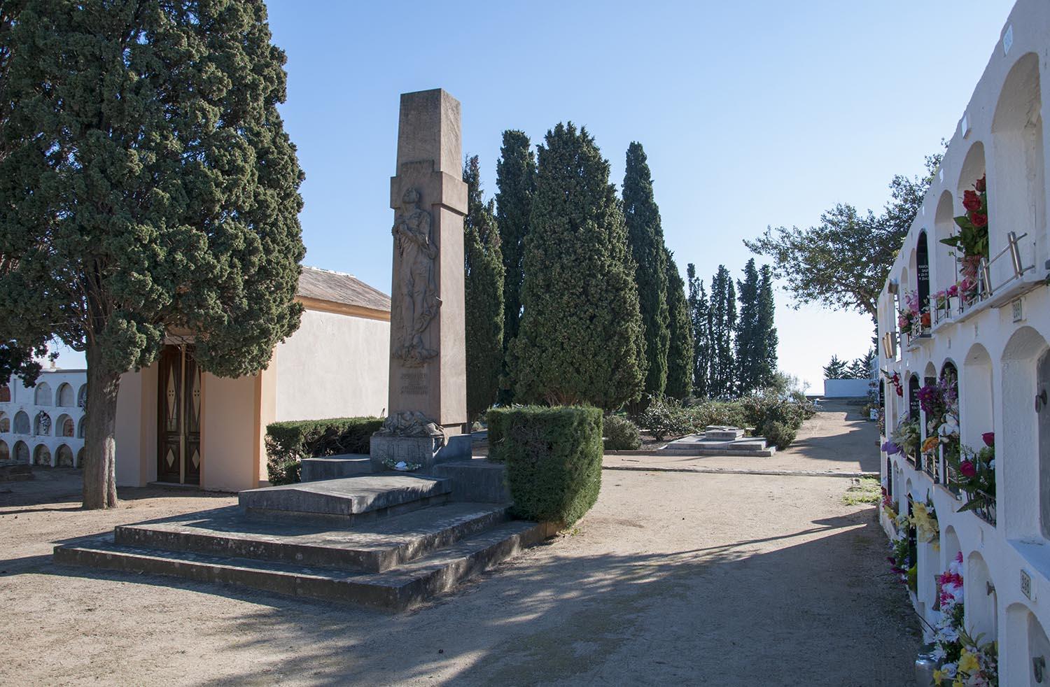 El cementiri de Caldes d’Estrac s’estén sobre el cim d’un pujol que domina el poble. La planta és allargada com podem veure en questa foto.