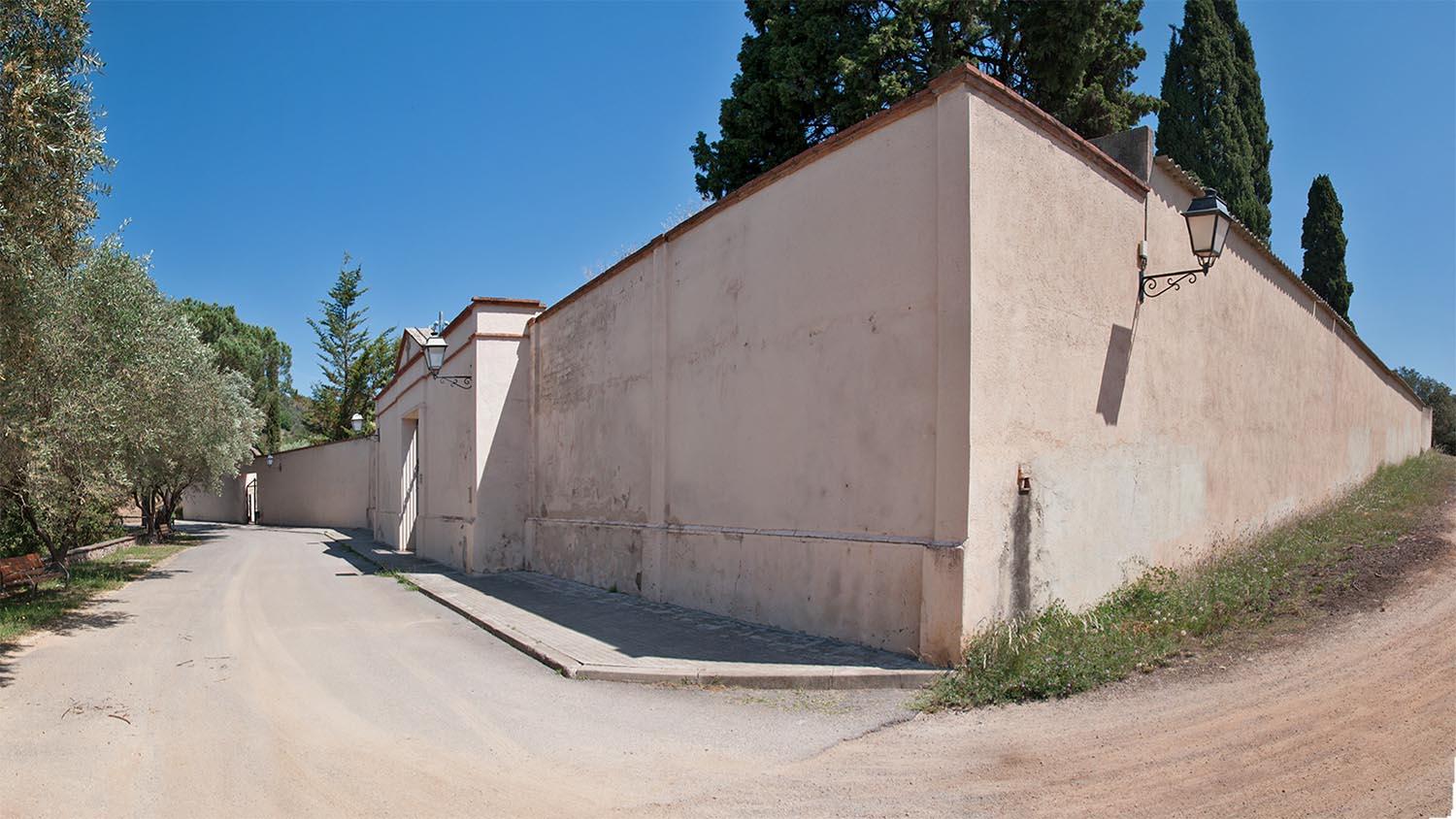 Vista exterior del cementiri des del sud, on es pot apreciar l’alçada del mur.