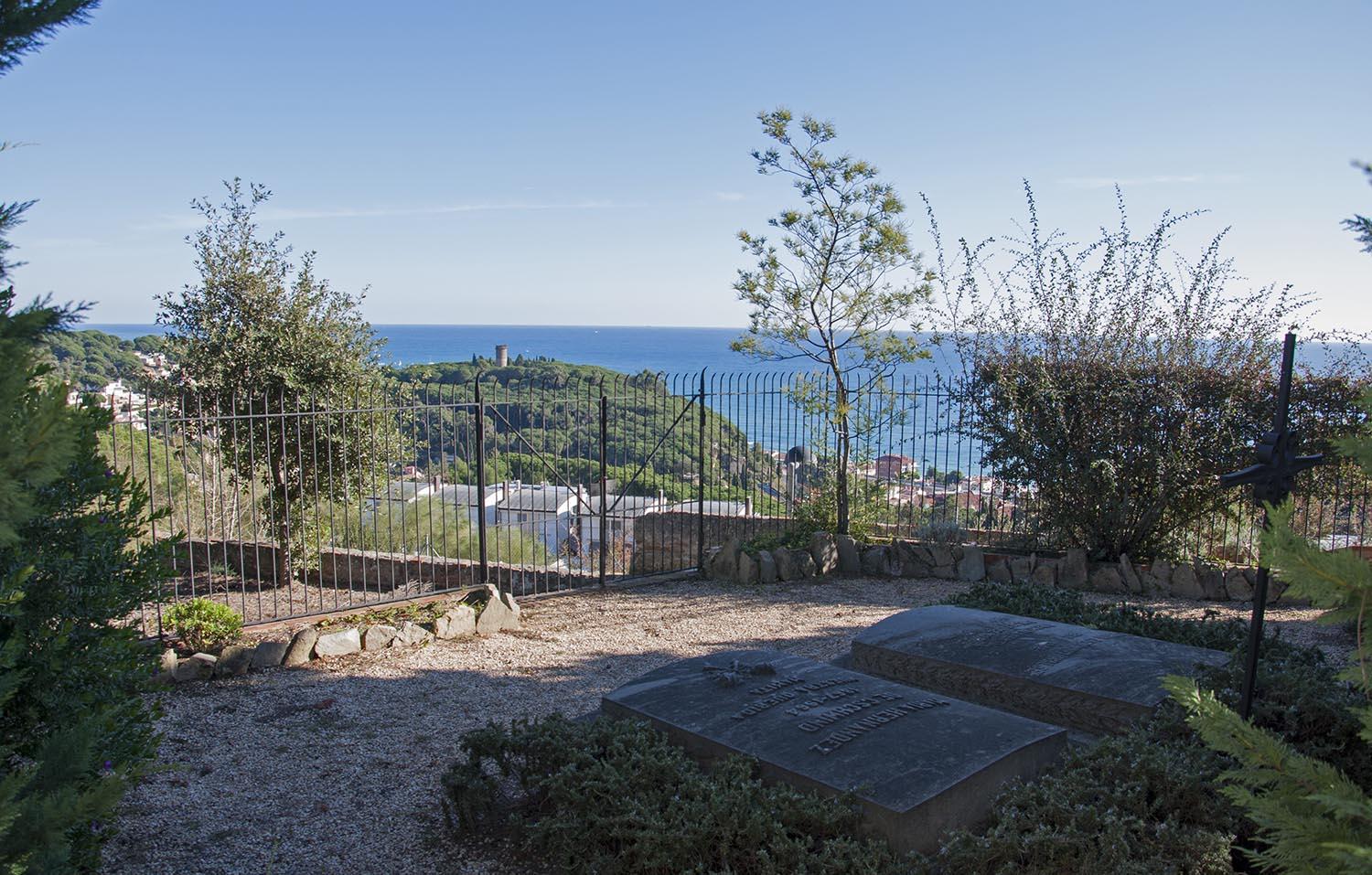 Un discret racó del cementiri, situat al sud-est amb una privilegiada vista sobre la vila.