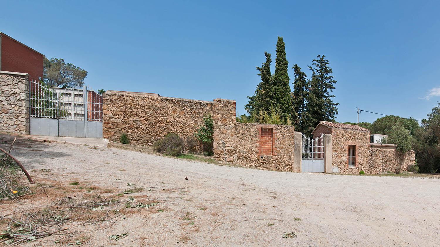 La façana del cementiri, la porta dreta és del recinte vell i l’esquerra del nou.
