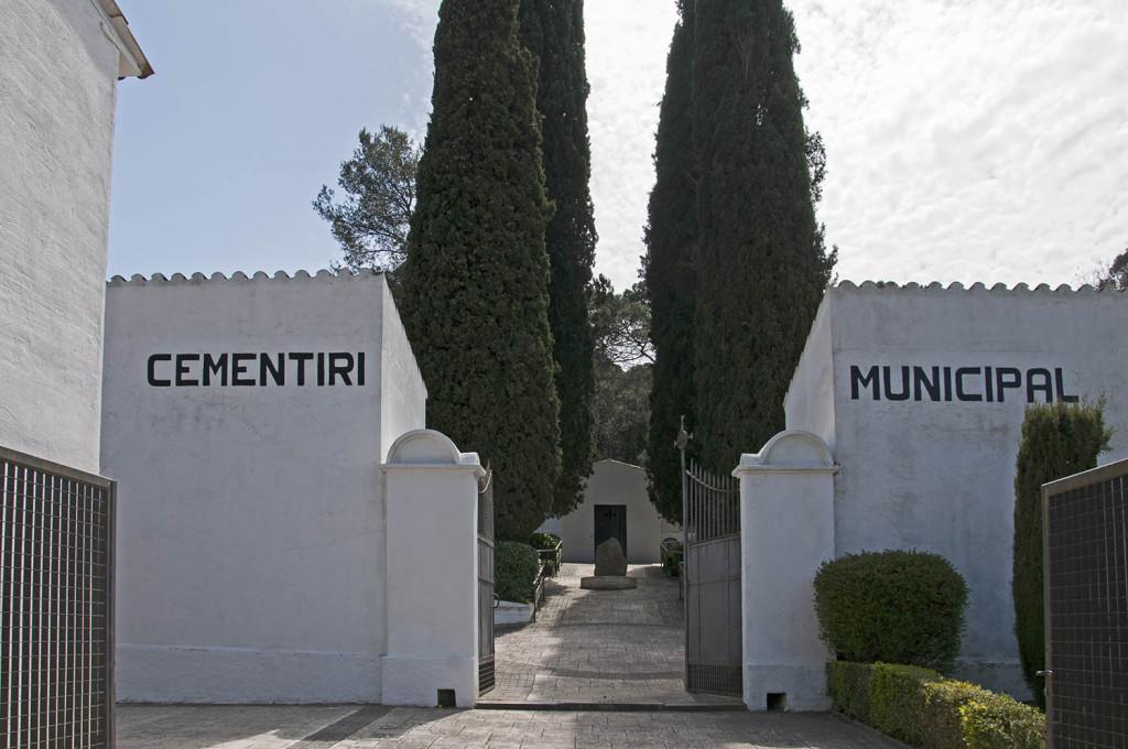 Porta d’entrada del cementiri de la Roca del Vallès.