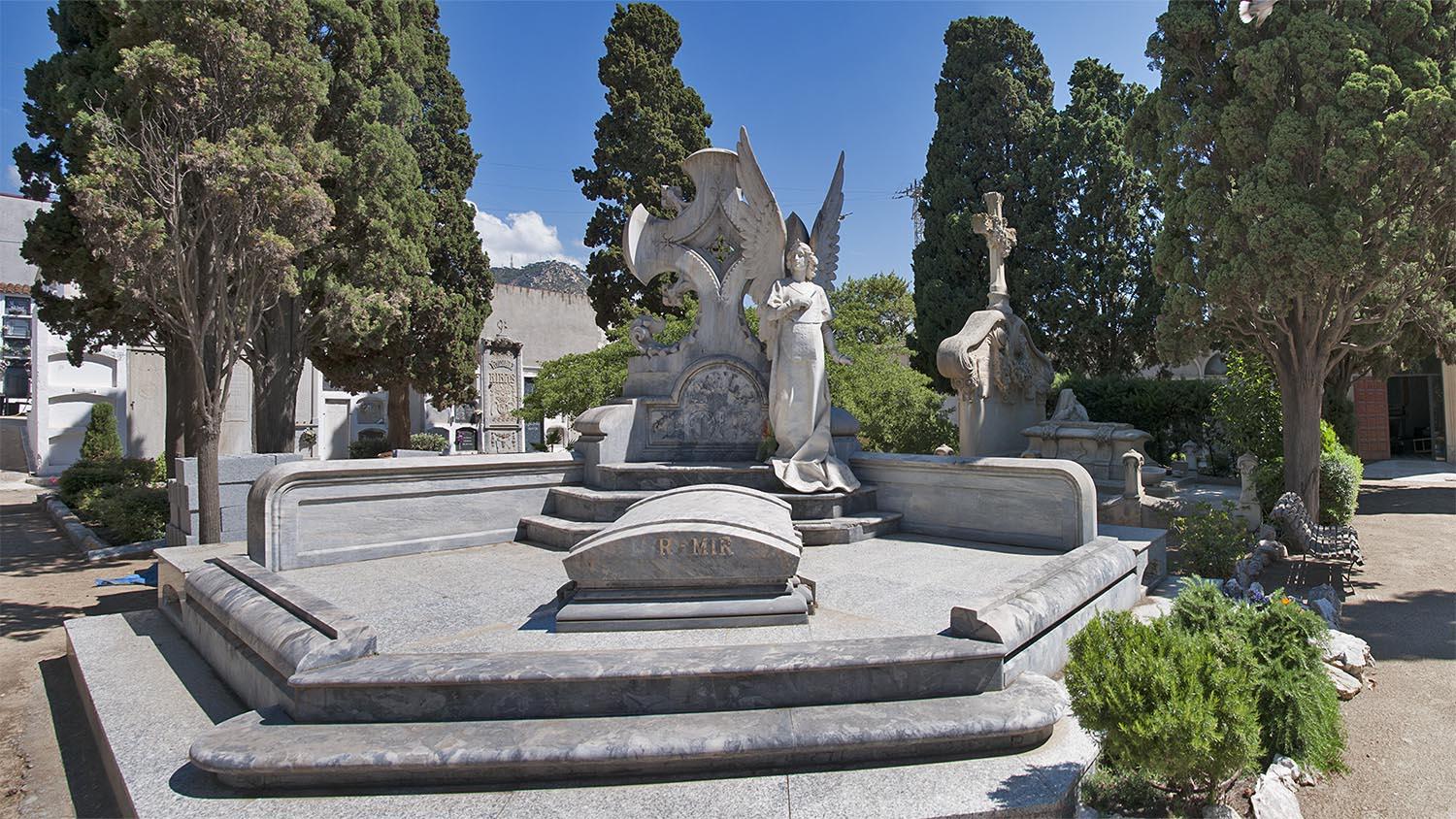 Panteó Mir, obra de l’arquitecte Gaietà Buigas i Monravà i l’escultor Rafael Atché i Ferré.