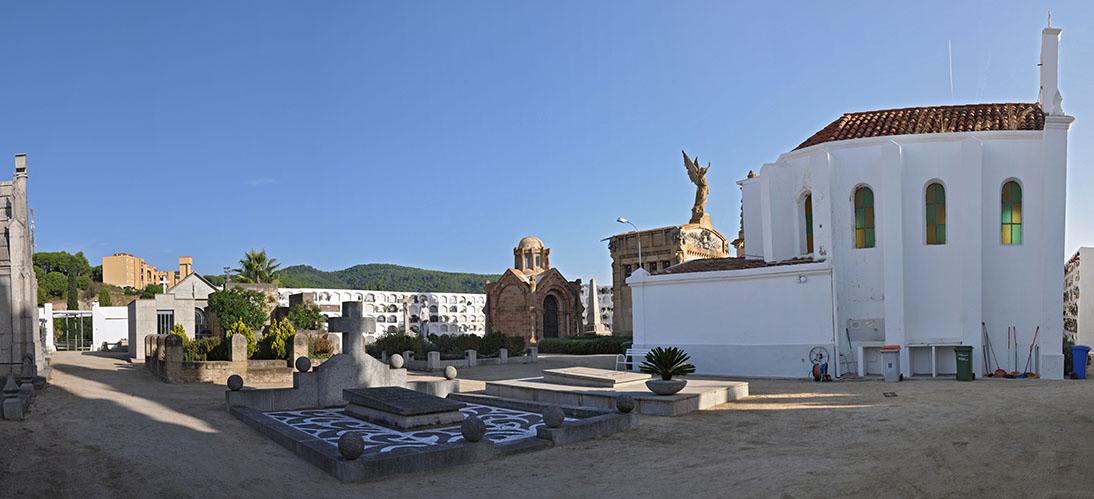 Panoràmica d’una part del cementiri amb el panteó Font Montaner, obra de Lluís Domènech i Montaner, al fons.
