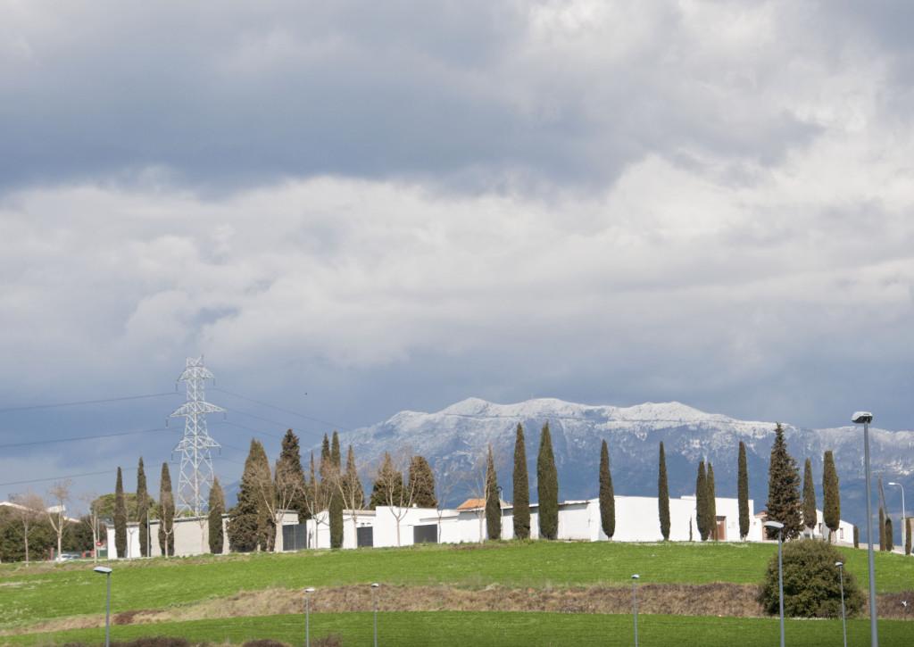Des de la carretera del Vallès, es pot apreciar el cementiri de Llinars amb el Montseny enfarinat de neu al fons.