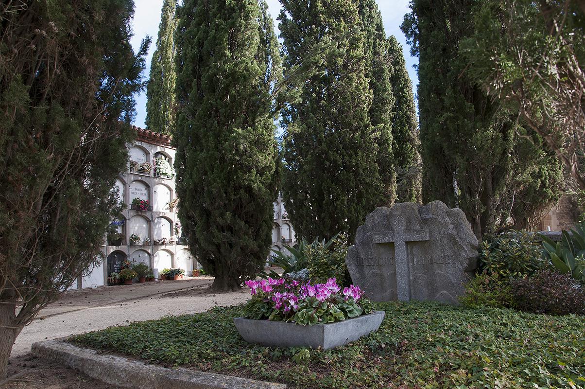 Un racó del cementiri situat a la part nord-oest, tot just entrant al recinte.