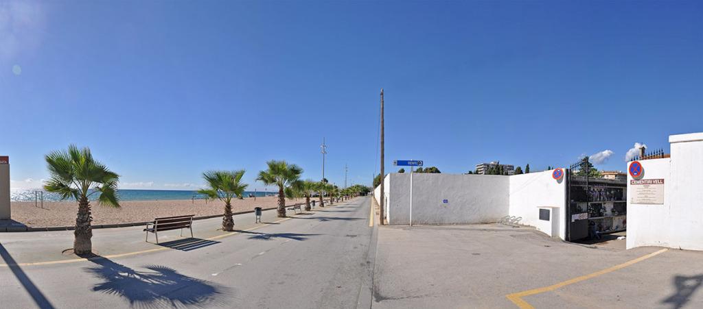 Vista panoràmica de l’entrada lateral del cementiri que dóna a la platja gran de Calella.