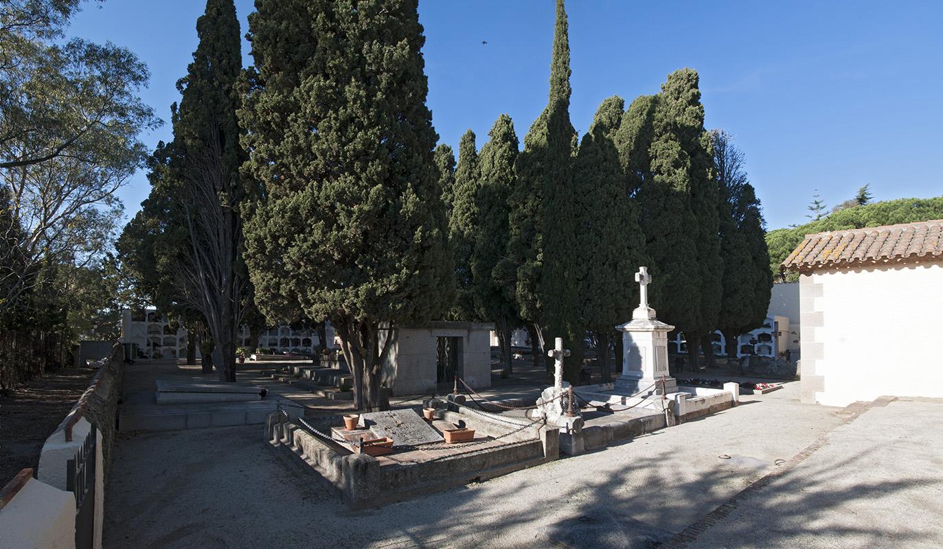 Panorama sobre el cementiri des de l’extrem nord-oest amb la capella del Sant Crist a a dreta