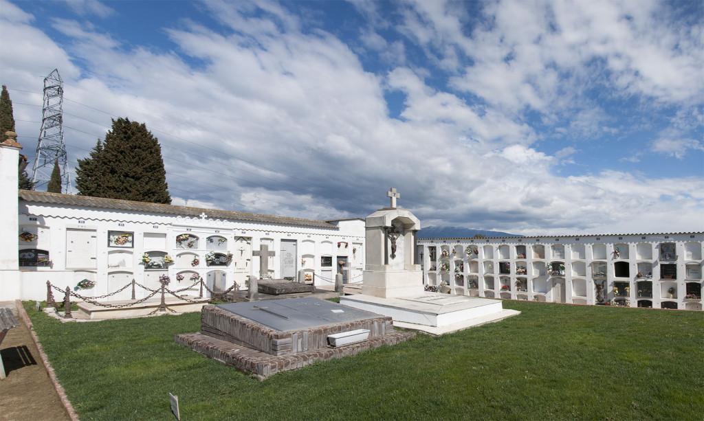 Tombes a la zona sud del cementiri, amb el Montseny al fons.