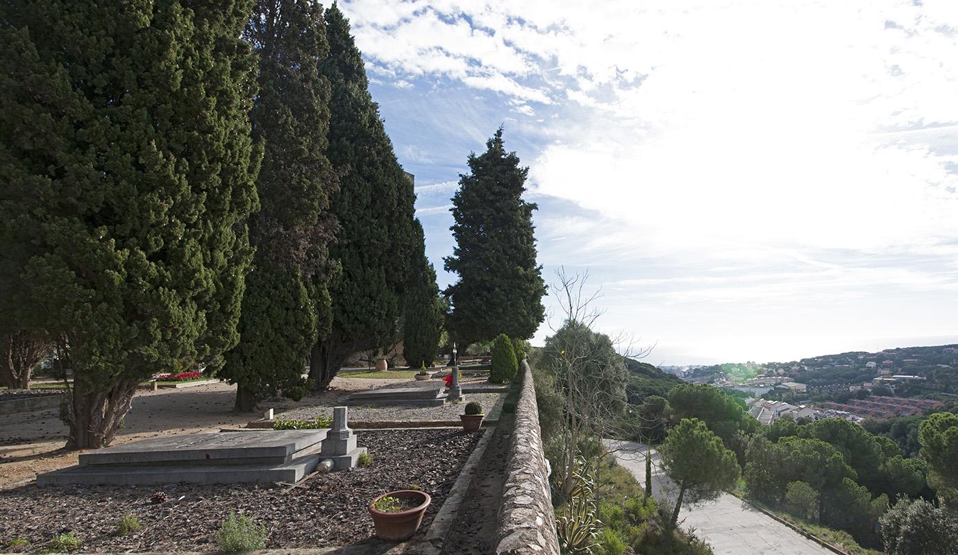 El mur sud amb una vista panoràmica sobre la costa i el cementiri.