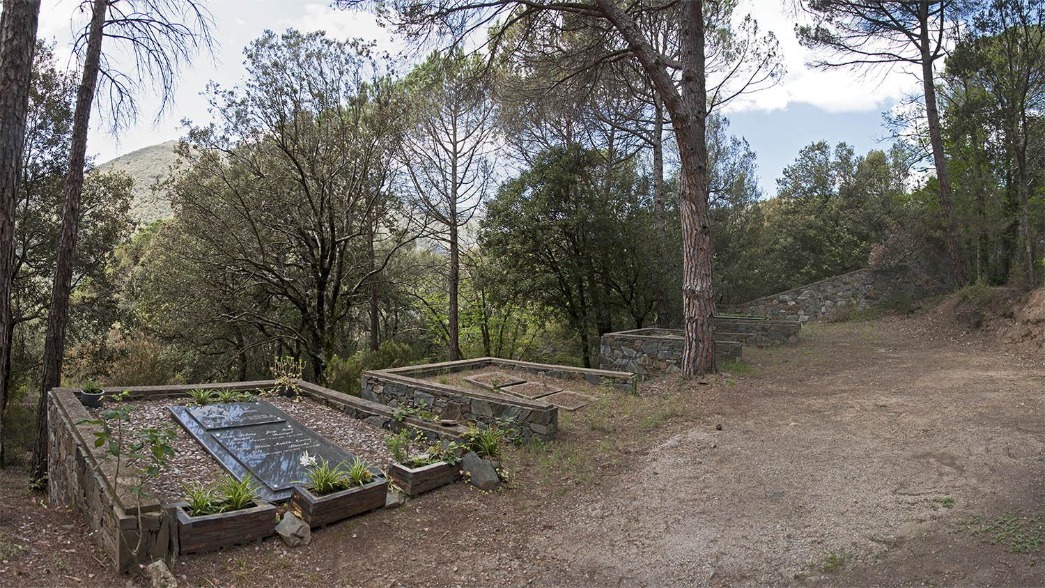 Vista de l’extrem nord-est del cementiri amb un espai destinat per a tombes a terra.
