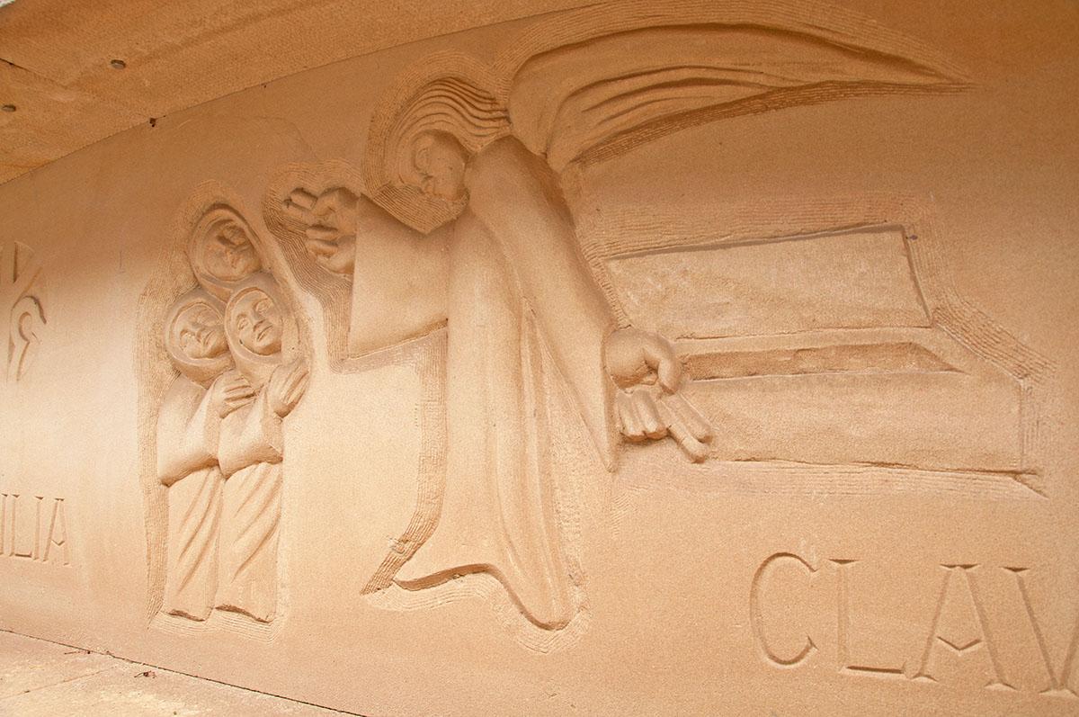 Detall d’un relleu sobre una de les sepultures del mur que fa referència a la resurrecció de Crist segons el Nou Testament.